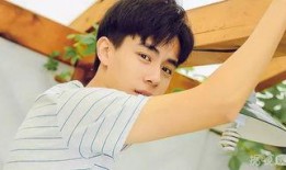 网友爆料胡一天穿搭视频,时尚达人演绎街头潮流风